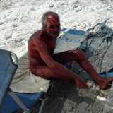 Qui troviamo Dino, 66enne barese che da 8 anni vive a Mola di Bari. � un uomo dalla piccola statura, asciutto e abbronzatissimo, con barba e capelli grigi. Ed � completamente nudo